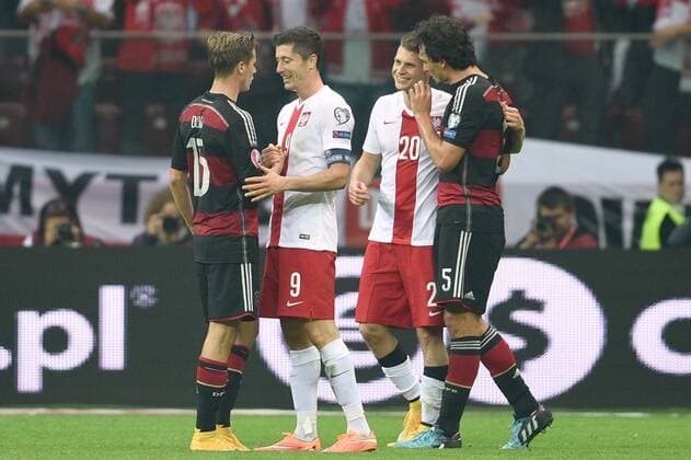 v.li:Erik DURM (GER),Robert LEWANDOWSKI (POL),Lukas PISZCEK (POL),Mats HUMMELS (GER),Umarmen sich nach Spielschluss,Spielende,Aktion. Fussball Nationalmannschaft, EM-Qualifikation, 2. Spieltag, Polen (POL)-Deutschland (GER) 2-0, am 11.10.2014 Nationalstadion Warschau.