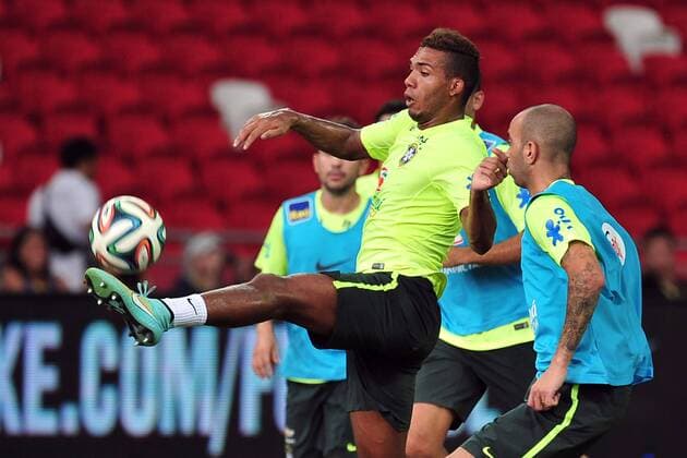 Brazil s Josef de Souza (L) takes part in a training session one day ahead of their friendly soccer match in Singapore, Oct. 13, 2014. ) (SP)SINGAPORE-FOOTBALL-FRIENDLY-TRAINING ThenxChihxWey 