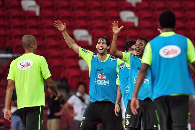 Brazil s Kaka (L) and Robinho takes part in a training session one day ahead of their friendly soccer match in Singapore, Oct. 13, 2014. ) (SP)SINGAPORE-FOOTBALL-FRIENDLY-TRAINING ThenxChihxWey 