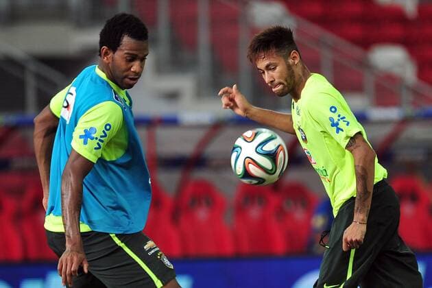 Brazil s Neymar (R) takes part in a training session one day ahead of their friendly soccer match in Singapore, Oct. 13, 2014. ) (SP)SINGAPORE-FOOTBALL-FRIENDLY-TRAINING ThenxChihxWey 