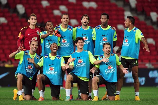 Brazil s players pose for a photo in a training session one day ahead of their friendly soccer match, Oct. 13, 2014. ) (SP)SINGAPORE-FOOTBALL-FRIENDLY-TRAINING ThenxChihxWey 