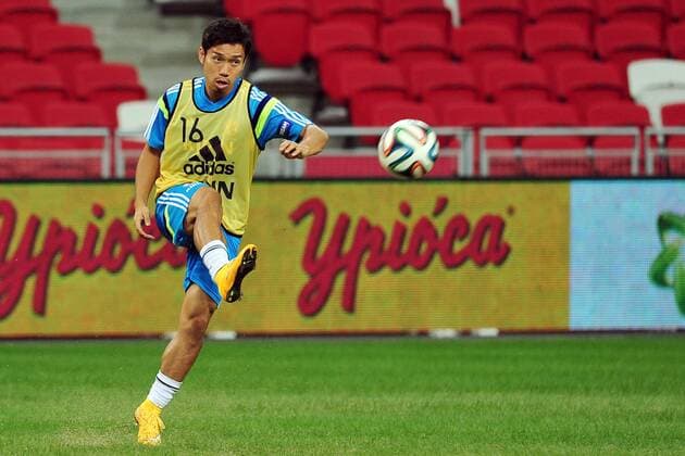 Nagatomo Yuto of Japan attends a training session at Singapore s National Stadium in Singapore, Oct. 13, 2014.(SP)SINGAPORE-JAPAN-FOOTBALL-TRAINING ThenxChihxWey 