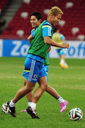 (141013) -- SINGAPORE, Oct. 13, 2014 -- Honda Keisuke (front) and Muto Yoshinori of Japan attend a training session at Singapore s National Stadium in Singapore, Oct. 13, 2014.(SP)SINGAPORE-JAPAN-FOOTBALL-TRAINING ThenxChihxWey 