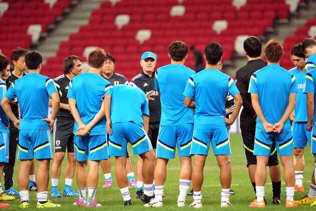 (141013) -- SINGAPORE, Oct. 13, 2014 -- The head coach Javier Aguirre (C) and players of Japanese football team attend a training session at Singapore s National Stadium in Singapore, Oct. 13, 2014.(SP)SINGAPORE-JAPAN-FOOTBALL-TRAINING ThenxChihxWey 