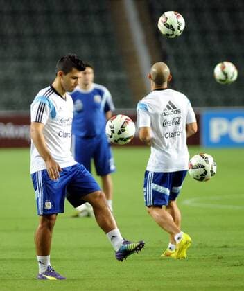 Sergio Kun Agüero, front, and players of the Argentina s national mens football team take part in a training session  20141013_30789