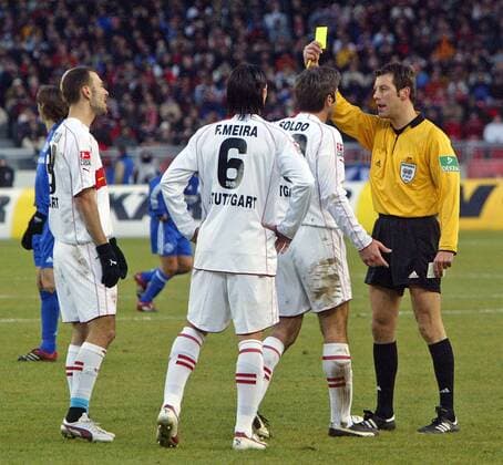 VfB Stuttgart 17.12.2005, 1. Fussball-Bundesliga, VfB Stuttgart - FC Schalke 04 (2:0): v.l. Danijel Ljuboja, Fernando Meira, Zvonimir Soldo (alle VfB Stuttgart), Wolfgang Stark (Schiedsrichter).