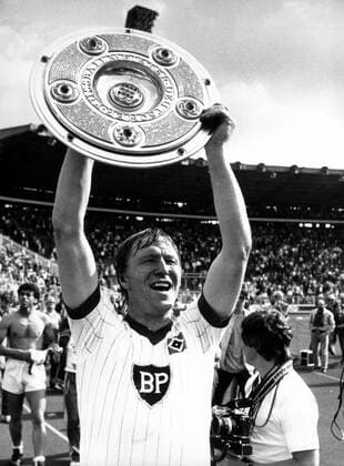 Horst Hrubesch präsentiert die Meisterschale, der Hamburger SV ist deutscher Meister der Saison 1982 1983