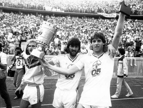Fußball, DFB-Pokalfinale 1984 1985, FC Uerdingen 05 - FC Bayern München Bayer Uerdingen gewinnt den DFB-Pokal, v.li: Wolfgang Schäfer, Friedhelm und Wolfgang Funkel mit der Trophäe