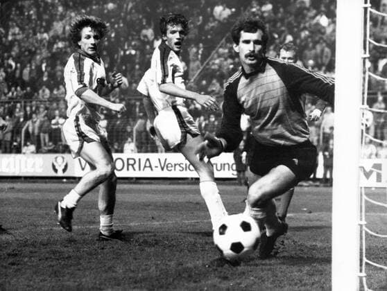 UEFA-Pokal 2. Runde, Borussia Mönchengladbach - Widzew Lodz, v.li.: Frank Mill, Hans-Jörg Criens (beide Mönchengladbach) mit dem Treffer zum 2:0 und Torwart Henryk Bolesta (Lodz)