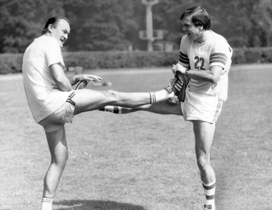 Leistungstest für Fußball-Schiedsrichter in Hennef: Volker Roth (li.) wird von seinem Kollegen für einen 400 m Lauf vorbereitet