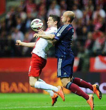 2014.10.14 WARSAW EUROPEAN QUALIFIER POLAND - SCOTLAND Pictured: ROBERT LEWANDOWSKI ALAN HUTTON FOTO NORBERTxBARCZYK PRESSFOCUS NEWSPIX.PL --- Newspix.pl  20141014NB067