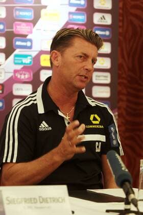 Frauenfußball. Pressekonferenz des 1. FFC Frankfurt am Mittwoch (16.10.2014) zum Rückspiel im Sechzehntelfinale der UEFA Champions League gegen WFC BIIK-Kazygurt. Cheftrainer Colin Bell (1. FFC Frankfurt)