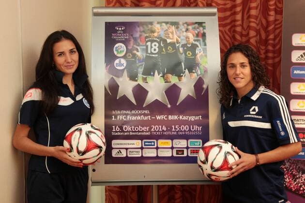 Frauenfußball. Pressekonferenz des 1. FFC Frankfurt am Mittwoch (16.10.2014) zum Rückspiel im Sechzehntelfinale der UEFA Champions League gegen WFC BIIK-Kazygurt. Fatima Idiatulina (WFC) (links), Veronica Boquete (1. FFC Frankfurt).