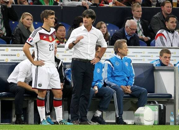 GER, Länderspiel, EM-Qualifikation, Deutschland vs Irland 14.10.14, Gelsenkirchen, Veltins-Arena, GER, Länderspiel, EM-Qualifikation, UEFA EURO 2016, Deutschland vs Irland im Bild Max Kruse bekommt von Bundestrainer Joachim Löw (beide Deutschland) Anweisungen vor der Einwechslung