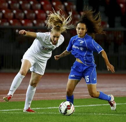 15.10.2014 Zürich Fussball Frauen Womens Champions League Saison 2014 2015 Stadion Letzigrund FC Zürich - ZNK Osijek Bild zeigt Nina Stapelfeldt (FC Zürich) (I) gegen Martina Salek (ZNK Osijek) Zweikampf Aktion Foto 