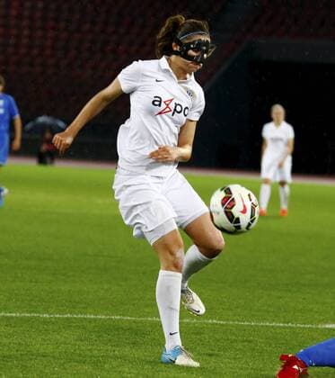 15.10.2014 Zürich Fussball Frauen Womens Champions League Saison 2014 2015 Stadion Letzigrund FC Zürich - ZNK Osijek Bild zeigt Barla Dwplazes mit Gesichtsmaske (ZC Zürich) Einzelbild Aktion Foto 