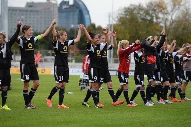 16.10.2014, xjhx, Fussball Champions League, 1.FFC Frankfurt - WFC BIIK-Kazygurt, v.l. Celia Sasic (1.FFC Frankfurt) und Team jubeln jubelt nach Spielende.