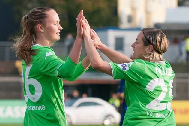 Fussball, UEFA Women s Champions League, VfL Wolfsburg - Stabaek FK, v.li.: Caroline Graham Hansen (VfL Wolfsburg), Martina Müller (VfL Wolfsburg) bejubeln das 1:0 durch Caroline Graham Hansen (VfL Wolfsburg) mit Torjubel, Jubel, Freude über das Tor, xobx