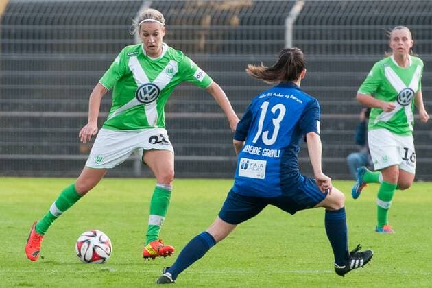 Fussball, UEFA Women s Champions League, VfL Wolfsburg - Stabaek FK, v.li.: Lena Goeßling (VfL Wolfsburg), Siri Nordeide Gronli (Stabaek FK) im Zweikampf, xobx