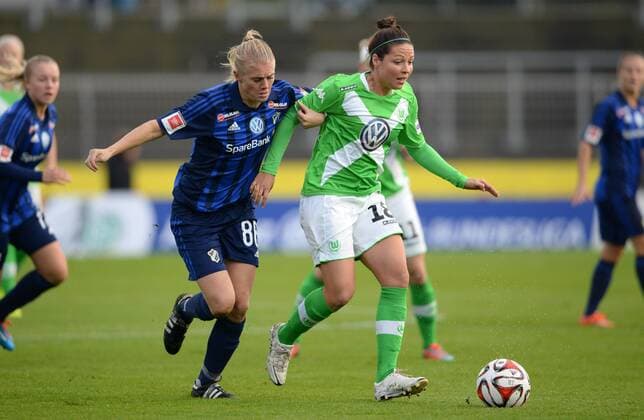 Solveig Gulbrandsen (li., Sta) und Vanessa Bernauer (re., WOB), Fussball, Champions League der Frauen, VfL Wolfsburg-Stabaek FK, xjkx