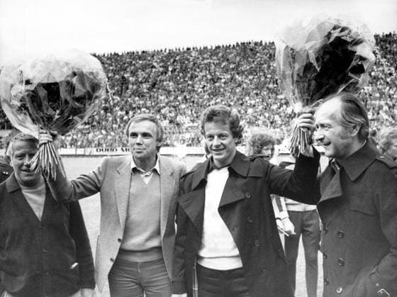 Borussia Mönchengladbach - Manager Helmut Grashoff (re.) verabschiedt Hans Jürgen Wittkamp und Herbert -Hacki- Wimmer