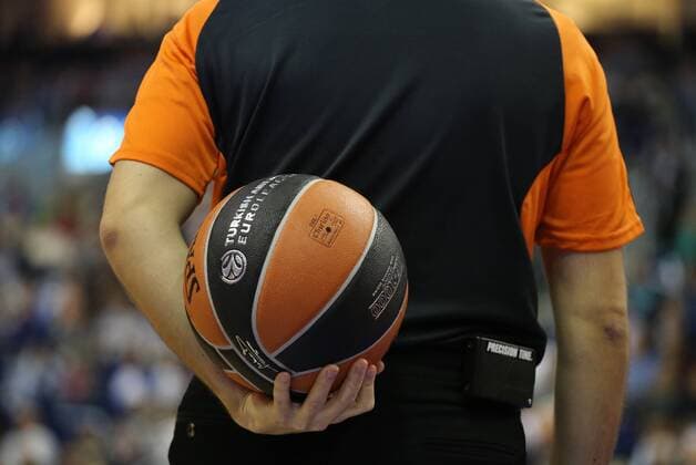 Schiedsrichter mit Ball hinter dem Rücken ALBA Berlin - ZSKA Moskau ALBA Berlin - CSKA Moscow Basketball, Euroleague 2014 2015, Herren, men, Saison 2014 2015 Berlin, 17.10.2014, 02 World Halle