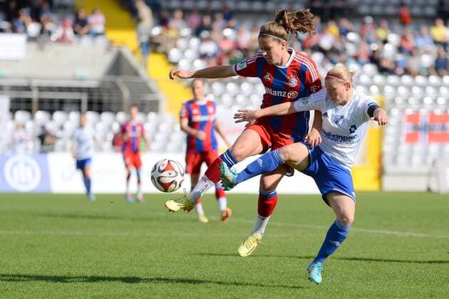 Fussball, Allianz Frauen-Bundesliga, FC Bayern München - SC Sand, v.li.: Melanie Leupolz (FC Bayern München Damen) Christine Veth (SC Sand Damen) im Zweikampf, Duell, duel, tackle, Dynamik, Action, Aktion, xslx