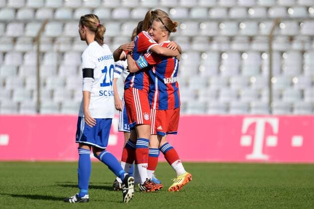 Fussball, Allianz Frauen-Bundesliga, FC Bayern München - SC Sand, v.li.: Patricia Hanebeck (SC Sand Damen) enttäuscht schauend, Enttäuschung, Frustration, disappointed, pessimistisch Vivianne Miedema (FC Bayern München Damen) Melanie Behringer (FC Bayern München Damen) Jubel, Torjubel, Torerfolg, celebrate the goal, goal, celebration, Jubel über das Tor zum 0:1 durch Vivianne Miedema (FC Bayern München Damen), optimistisch, Action, Aktion , xslx