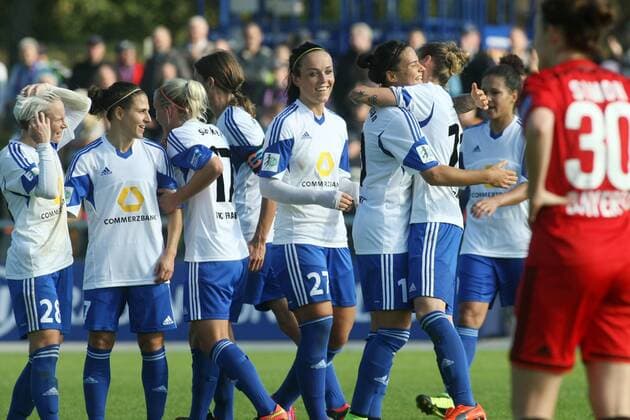 Allianz Frauen-Bundesliga, 8. Spieltag: 1. FFC Frankfurt - Bayer 04 Leverkusen am Sonntag (19.10.2014) im Stadion am Brentanobad in Frankfurt am Main. Jubel nach 3:0 durch Simone Laudehr (1. FFC Frankfurt).