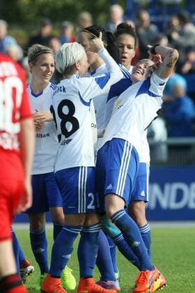 Allianz Frauen-Bundesliga, 8. Spieltag: 1. FFC Frankfurt - Bayer 04 Leverkusen am Sonntag (19.10.2014) im Stadion am Brentanobad in Frankfurt am Main. Jubel nach 3:0 durch Simone Laudehr (1. FFC Frankfurt, R), links Jessica Fishlock (1. FFC Frankfurt).