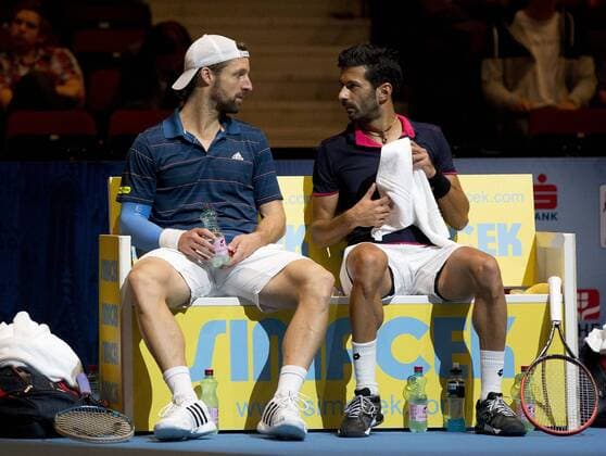 Erste Bank Open 2014 ,HerrenTennis Turnier, ATP Tournament, Wien,Österreich, Doppel Finale, L.-R. Andre Begemann (GER) und Julian Knowle (AUT) sitzen auf der Bank während der Spielpause, Ganzkörper,Querformat