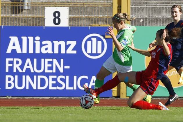 19.10.2014, VfL Stadion am Elsterweg, Wolfsburg, Frauenfussball Ligaspiel, 1. Liga, VfL Wolfsburg vs FF USV Jena, im Bild Anna Blaesse (9, VfL Wolfsburg, li.) im Zweikampf mit Ivana Rudelic (25, FF USV Jena) VfL Wolfsburg vs FF USV Jena
