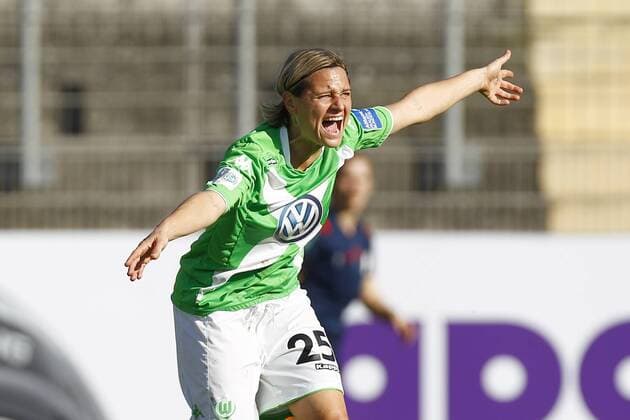 19.10.2014, VfL Stadion am Elsterweg, Wolfsburg, Frauenfussball Ligaspiel, 1. Liga, VfL Wolfsburg vs FF USV Jena, im Bild Martina Mueller (25, VfL Wolfsburg) regt sich ueber die Schiedsrichterin auf VfL Wolfsburg vs FF USV Jena