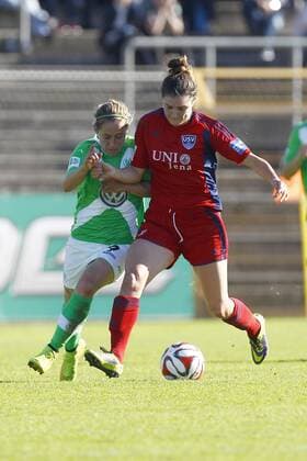 19.10.2014, VfL Stadion am Elsterweg, Wolfsburg, Frauenfussball Ligaspiel, 1. Liga, VfL Wolfsburg vs FF USV Jena, im Bild Anna Blässe (9, VfL Wolfsburg, li.) im Zweikampf mit Christina Julien (11, FF USV Jena) VfL Wolfsburg vs FF USV Jena
