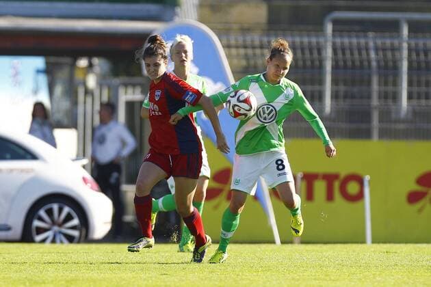 19.10.2014, VfL Stadion am Elsterweg, Wolfsburg, Frauenfussball Ligaspiel, 1. Liga, VfL Wolfsburg vs FF USV Jena, im Bild Christina Julien (11, FF USV Jena, li.) im Zweikampf mit Babett Peter (8, VfL Wolfsburg) VfL Wolfsburg vs FF USV Jena