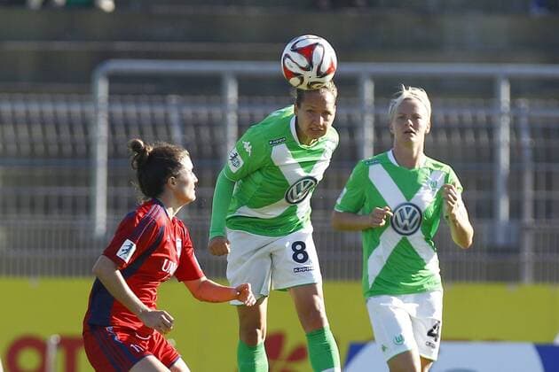 19.10.2014, VfL Stadion am Elsterweg, Wolfsburg, Frauenfussball Ligaspiel, 1. Liga, VfL Wolfsburg vs FF USV Jena, im Bild Christina Julien (11, FF USV Jena, li.) im Kopfballduell mit Babett Peter (8, VfL Wolfsburg) VfL Wolfsburg vs FF USV Jena