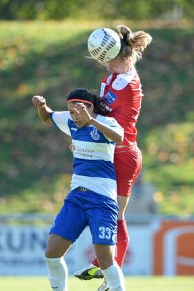 Carole sa Silva Costa (unten, MSV) und Tabea Kemme (oben, pot), Fussball, Allianz Frauen-Bundesliga, MSV Duisburg - 1.FFC Turbine Potsdam, xjkx