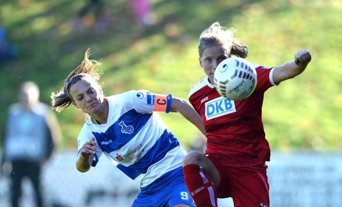 Lucie Vonkova (li., MSV) und Tabea Kemme (Pot), Fussball, Allianz Frauen-Bundesliga, MSV Duisburg - 1.FFC Turbine Potsdam, xjkx