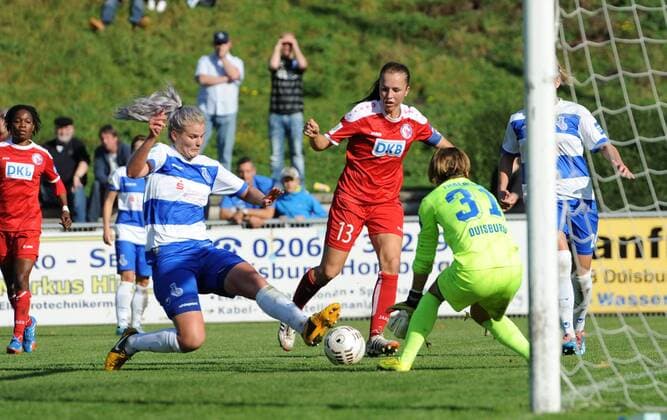 Lia Wälti (mi., Pot) erzielt das Tor 2:3, Fussball, Allianz Frauen-Bundesliga, MSV Duisburg - 1.FFC Turbine Potsdam, xjkx