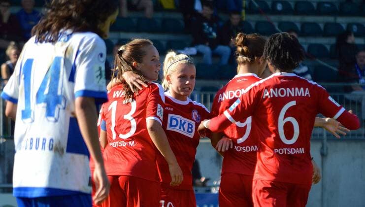 19.10.2014, xmlx, Fussball 1.Bundesliga Frauen, MSV Duisburg - Turbine Potsdam, v.l. Dolores Jacome Silva (MSV), Lia Joelle Wälti, Julia Simic, Natasa Andonova, Genoveva Anonma (alle Potsdam), Potsdamerinnen bejubeln das Tor zum 3:3-Ausgleich in der 80. Minute;