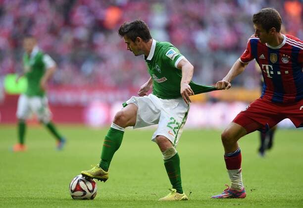 Fussball 1. Bundesliga Saison 2014 2015 8. SPIELTAG FC Bayern München - Werder Bremen 18.10.2014 Fin Bartels (li, SV Werder Bremen) gegen Thomas Mueller (FC Bayern München) 