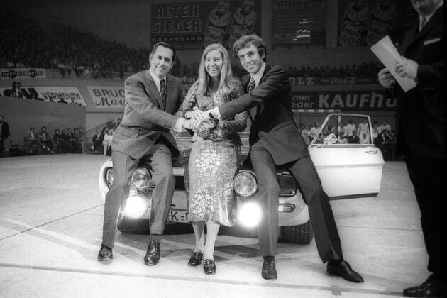 Sportpressefest in Köln, v.li.: Jack Brabham (Australien), Hannelore Werner und Rolf Stommelen (beide BR Deutschland)