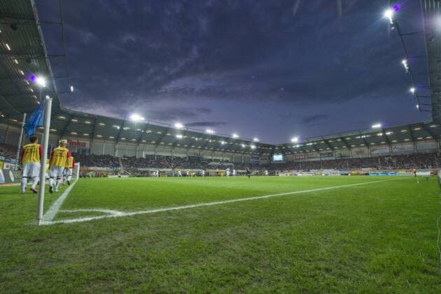 Fußball, Stadiongeschichte SC Paderborn SC Paderborn 07 --- Fussball --- 1.Bundesliga --- 19.10.2014 Benteler Arena Paderborn, Stadionansicht, Innenansicht, Übersicht, Uebersicht, Überblick, Ueberblick, Spielfeld, Feature, allgemein, Hinterleger, Hintergrund, Flutlicht, Fans, Anhänger, Anhaenger, Zuschauer, ausverkauftes Stadion, Freisteller, Aktion