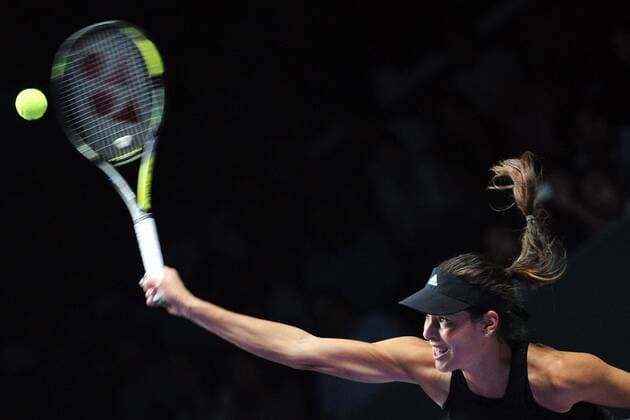 Serbia s Ana Ivanovic serves during the round robin match of the WTA Tennis Damen Finals of the United States at the Singapore Indoor Stadium, Oct. 20, 2014. ThenxChihxWey 