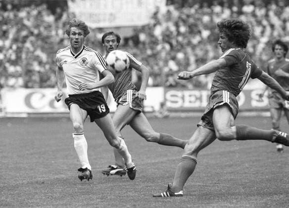 Fussball-Europameisterschaft in Frankreich 1984 Deutschland - Portugal am 14.06.1984 in Straßburg. Rudi Bommer (Deut.) gegen Eurico (11 Port.). HM