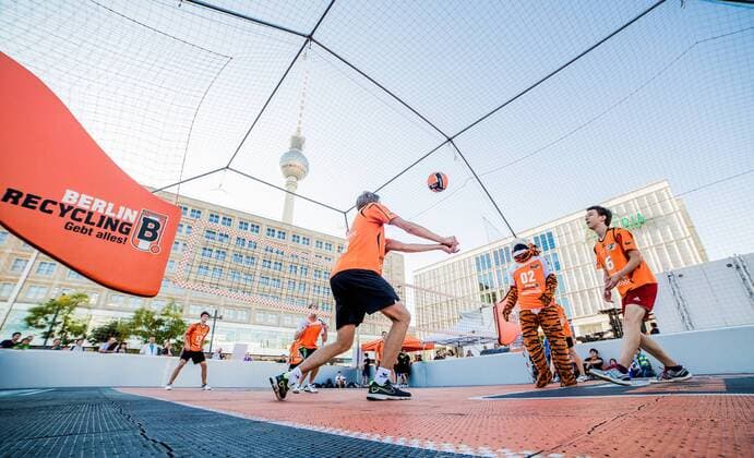 Berlin, Deutschland, 19.10.2014: Volleyball Berlin Recycling Volleys - Urban Volley Court. Der Urban Volley Court auf dem Alexanderplatz