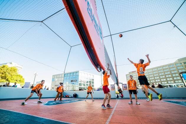 Berlin, Deutschland, 19.10.2014: Volleyball Berlin Recycling Volleys - Urban Volley Court. Der Urban Volley Court auf dem Alexanderplatz