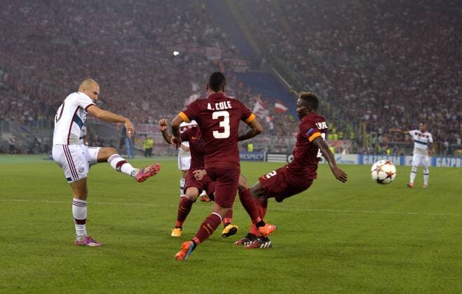 21.10.2014, Fussball Champions League 2014 2015, Vorrunde, 3.Spieltag, AS Rom - FC Bayern München, im Olympiastadion Rom (Italien). Arjen Robben (li, Bayern München) erzielt hier das Tor zum 1:0 aus spitzem Winkel, Ashley Cole (AS Rom) kann nur zuschauen. 