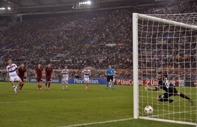 21.10.2014, Fussball Champions League 2014 2015, Vorrunde, 3.Spieltag, AS Rom - FC Bayern München, im Olympiastadion Rom (Italien). Torschuss zum 5:0 von Thomas Müller (Bayern München) mit diesem Elfmeter-Tor. 