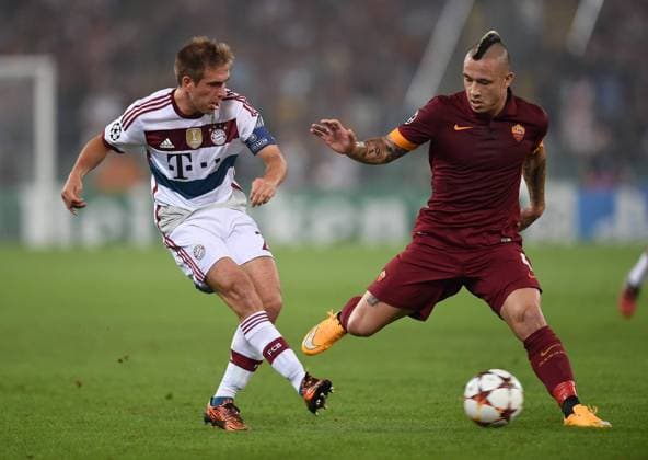 FUSSBALL CHAMPIONS LEAGUE SAISON 2014 2015 Vorrunde AS Rom - FC Bayern München 21.10.2014 Philipp Lahm (FC Bayern München) gegen Radja Nainggolan (re, AS Rom) 